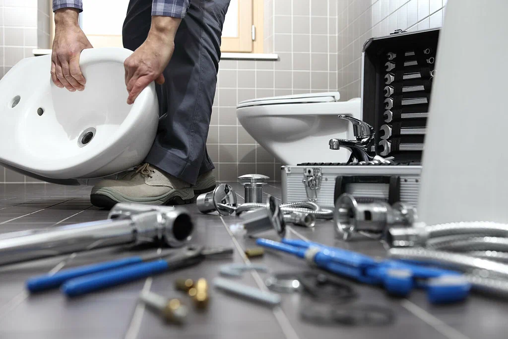 Plumbing tools prepared for a bathroom repair in Clermont